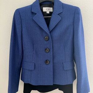 Le suit
Size 4P
Gorgeous royal blue full suit 

$100.00